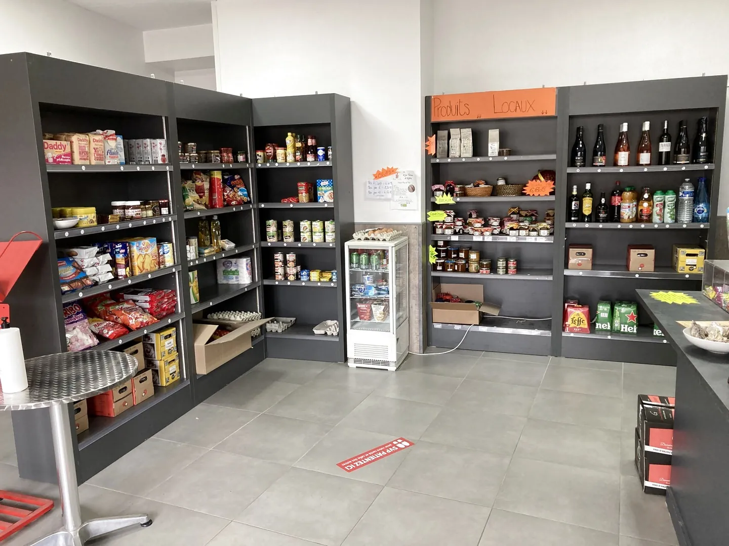 A vendre immeuble avec local commercial et logement à La Salle-de-Vihiers - Opportunité d'investissement 