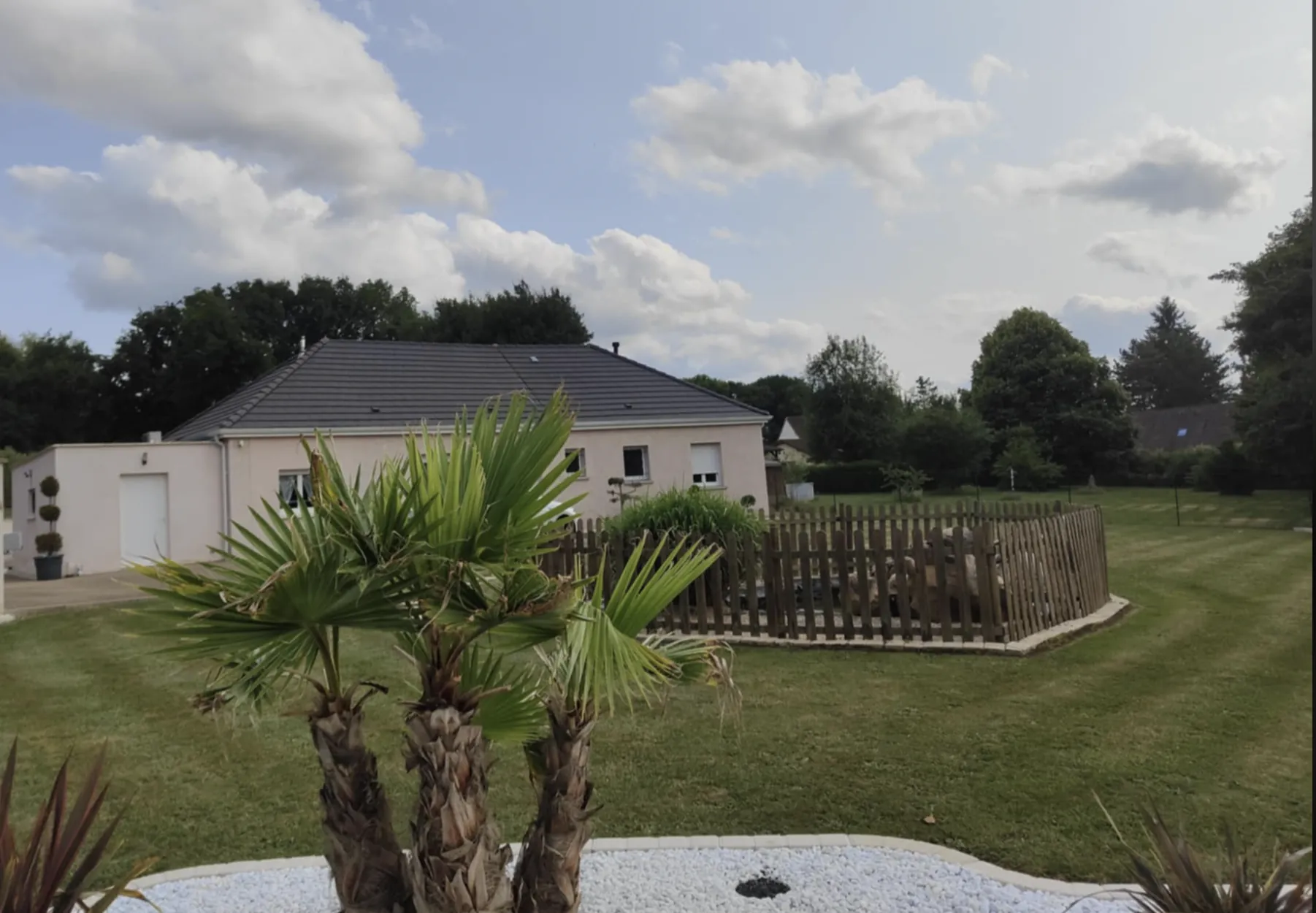 Spacieuse maison de plain-pied avec piscine aux Ormes, proche Paris et golf 