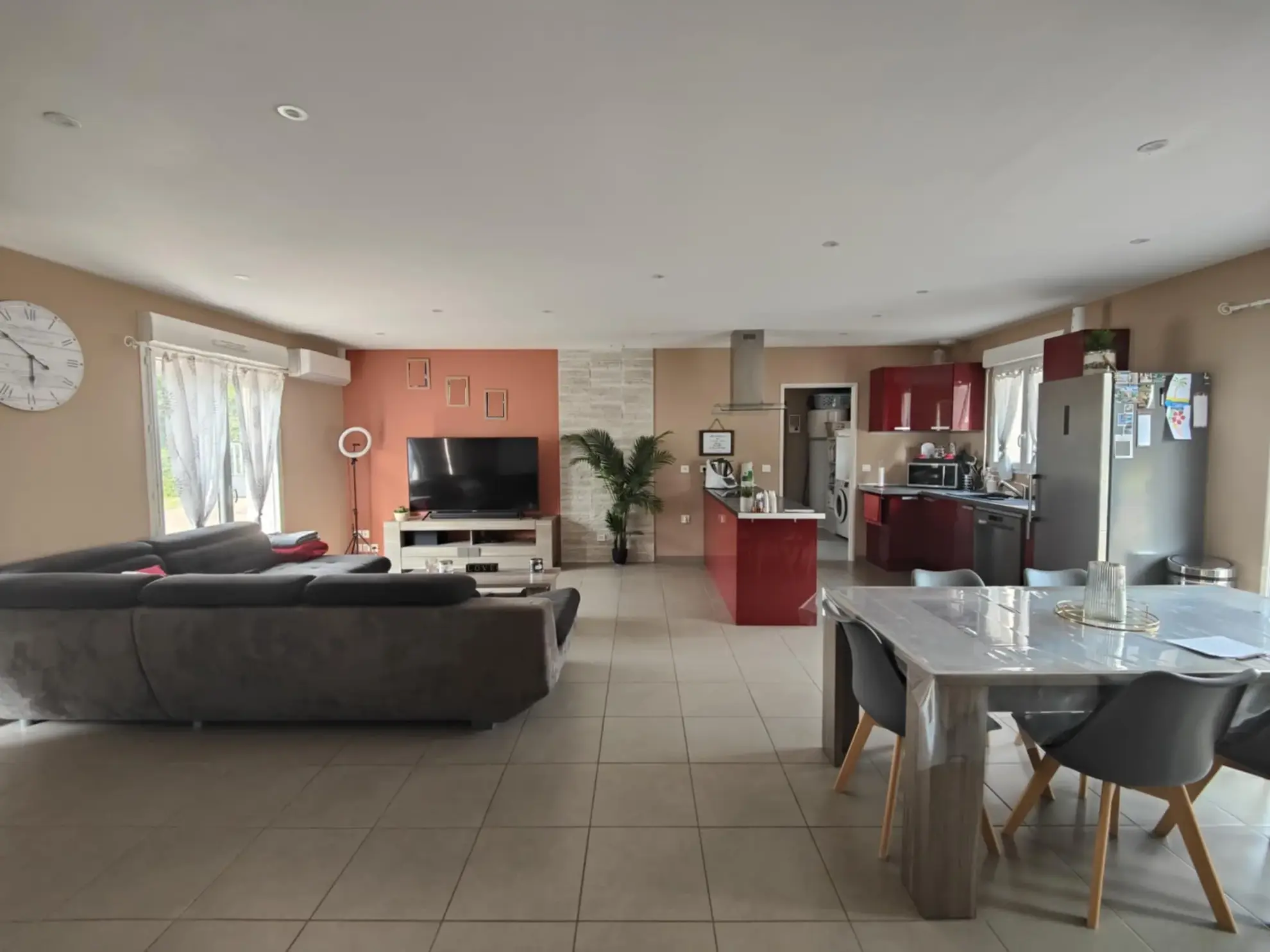 Spacieuse maison de plain-pied avec piscine aux Ormes, proche Paris et golf 