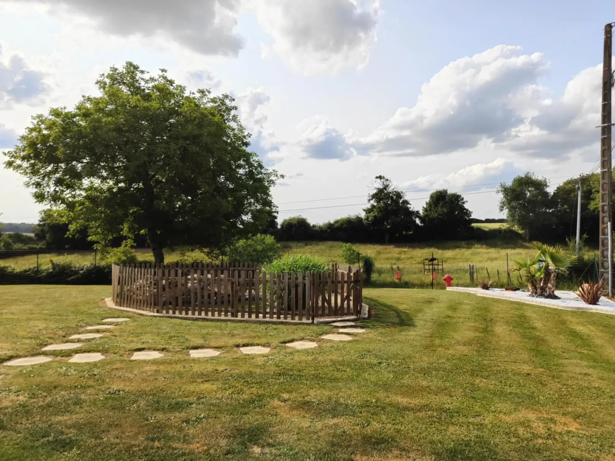 Spacieuse maison de plain-pied avec piscine aux Ormes, proche Paris et golf 
