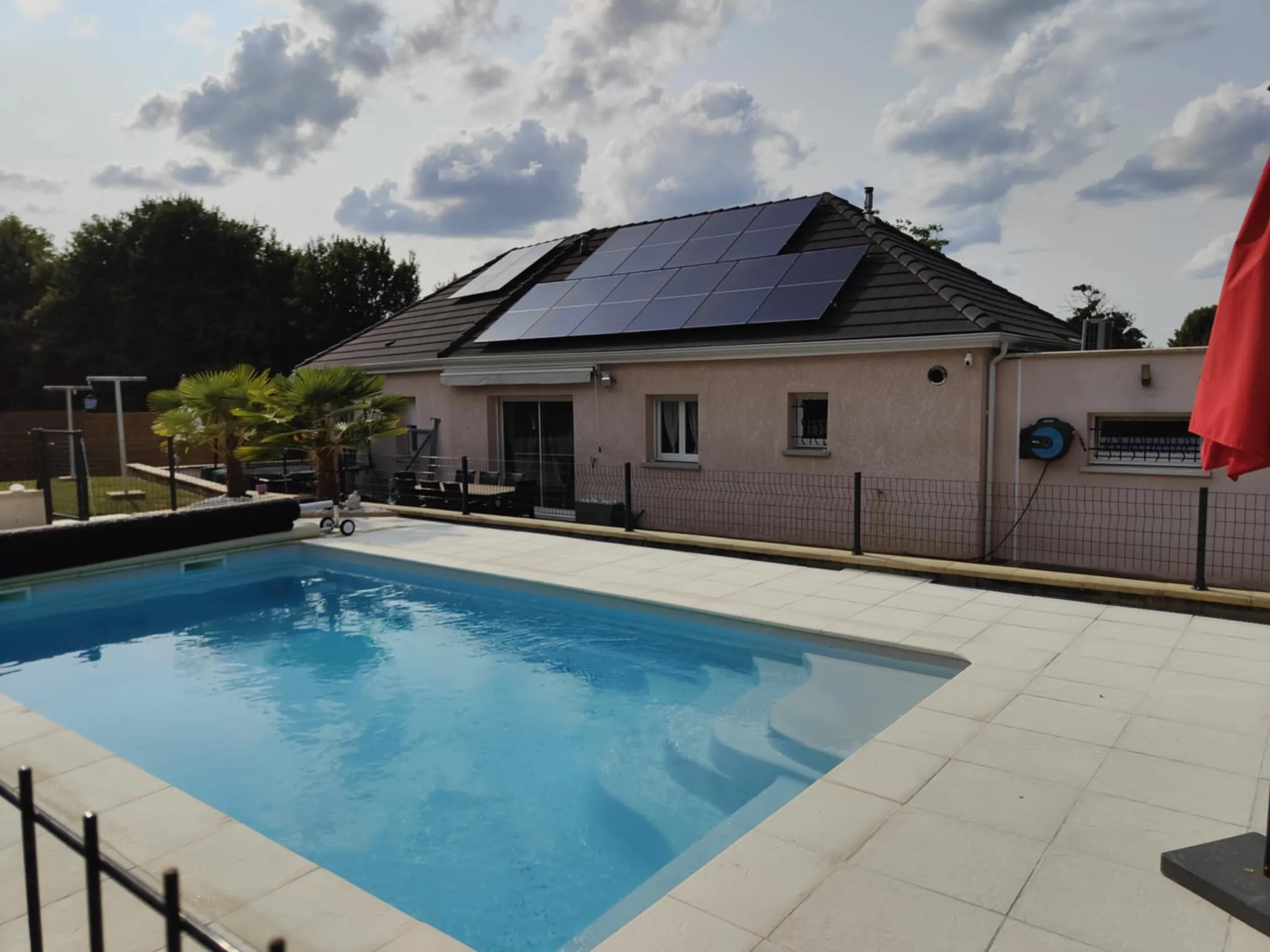 Spacieuse maison de plain-pied avec piscine aux Ormes, proche Paris et golf 