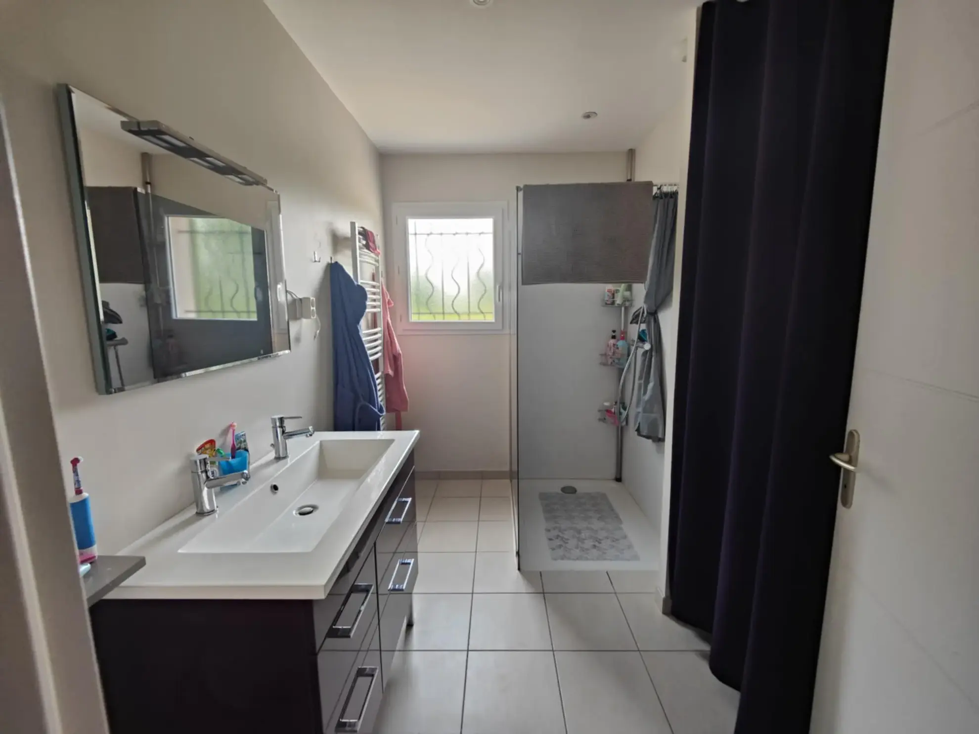 Spacieuse maison de plain-pied avec piscine aux Ormes, proche Paris et golf 