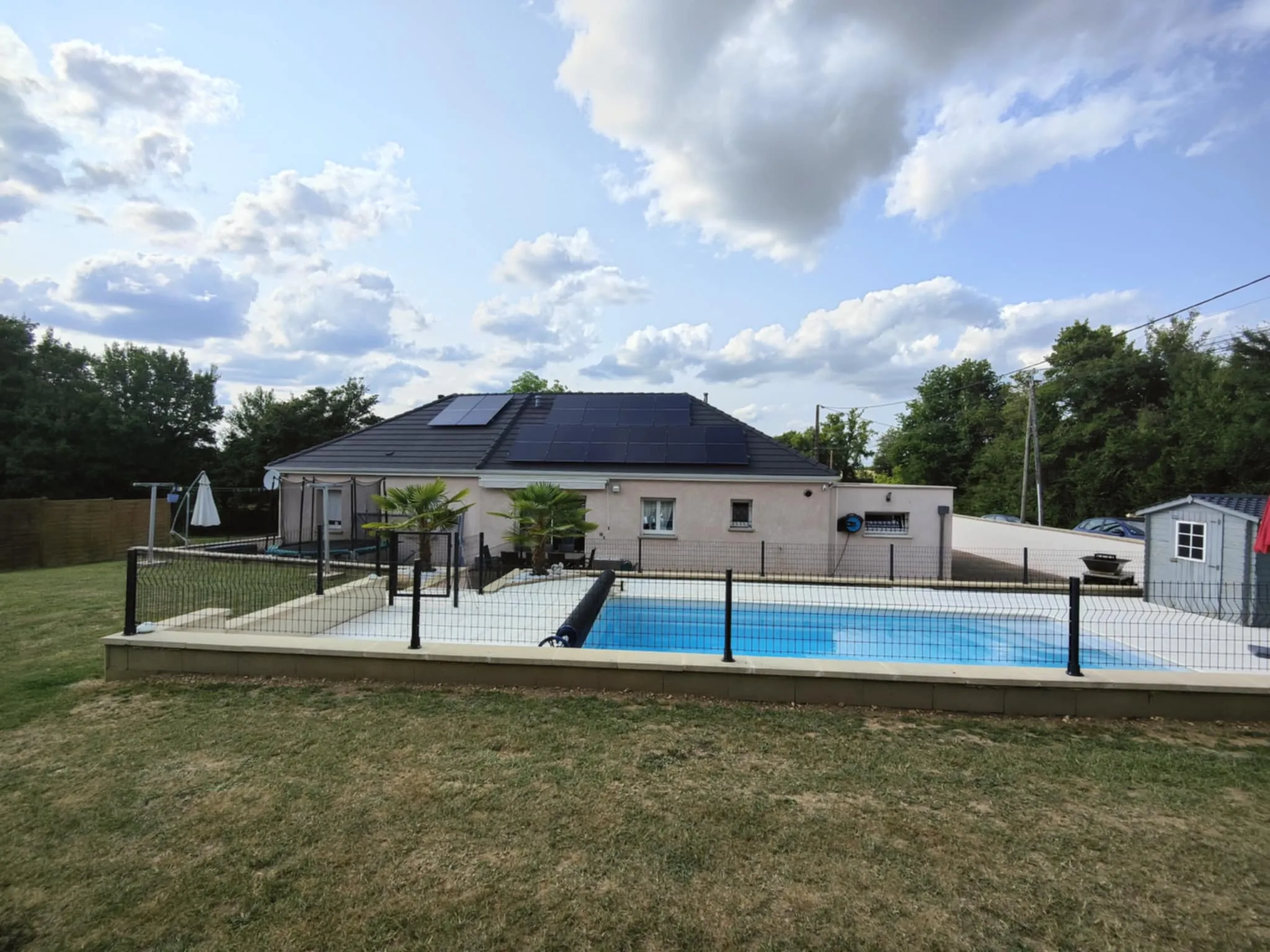 Spacieuse maison de plain-pied avec piscine aux Ormes, proche Paris et golf