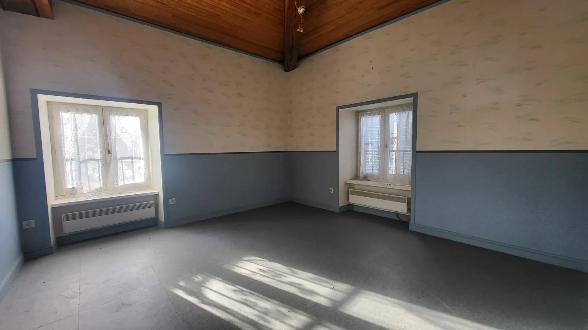 Charmante maison en pierres avec appartement indépendant et grand potentiel à Le Crest 