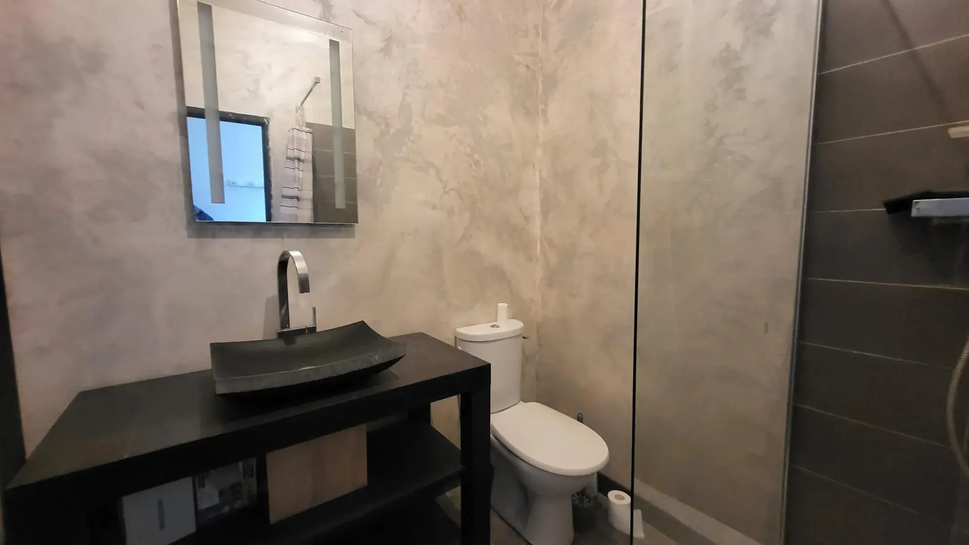 Charmante maison en pierres avec appartement indépendant et grand potentiel à Le Crest 