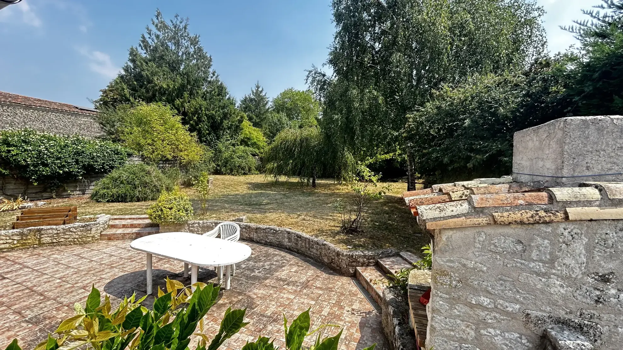 Maison en pierre à Saint Rémy avec garage et jardin – Tarif 223 600 euros 