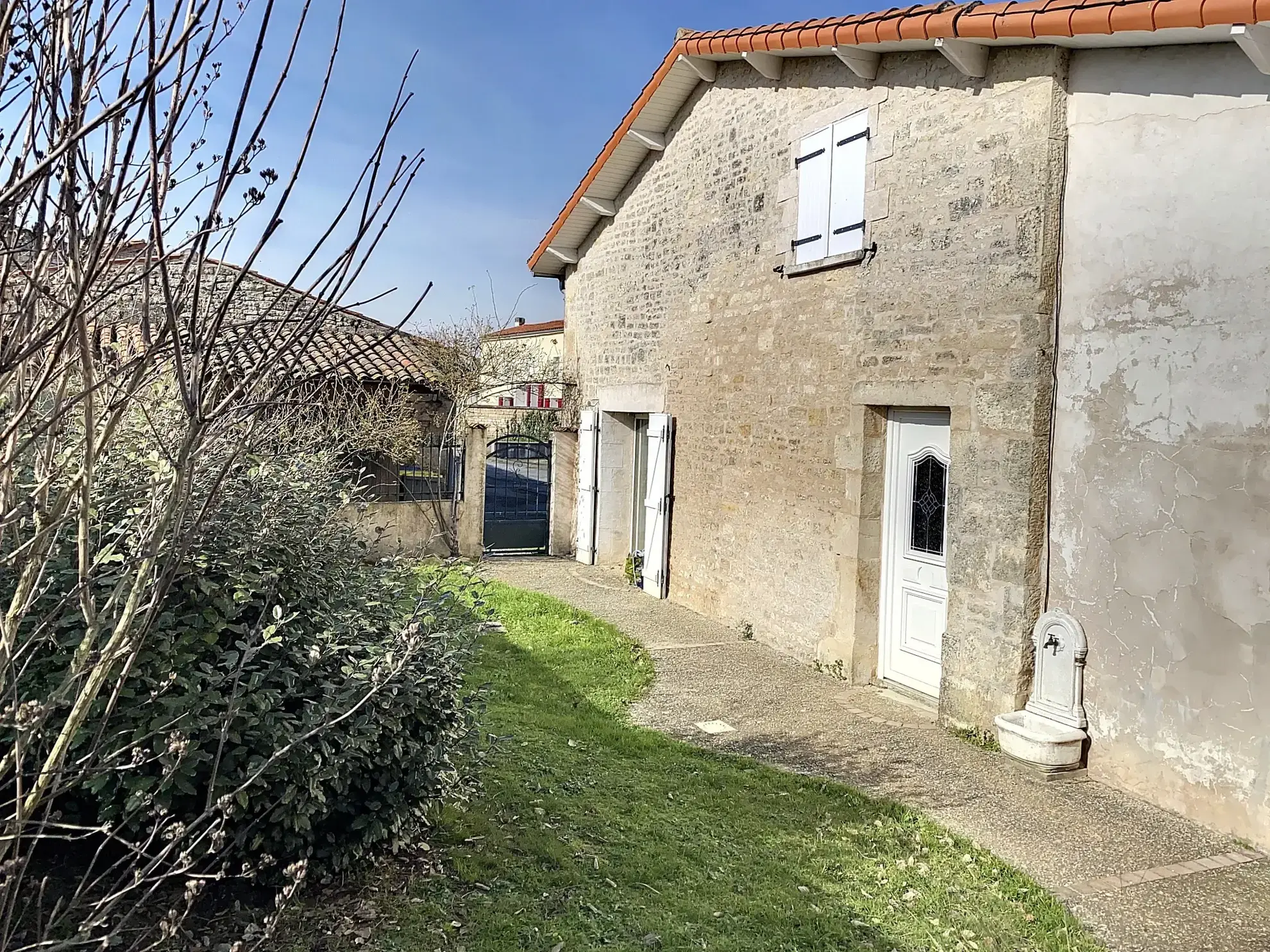 Maison en pierre à Saint Rémy avec jardin et dépendances à vendre 