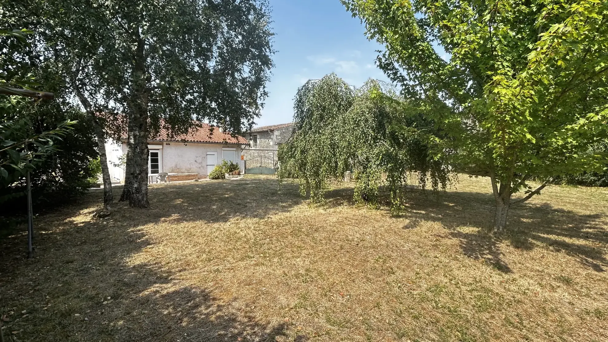 Maison en pierre à Saint Rémy avec garage et jardin – Tarif 223 600 euros