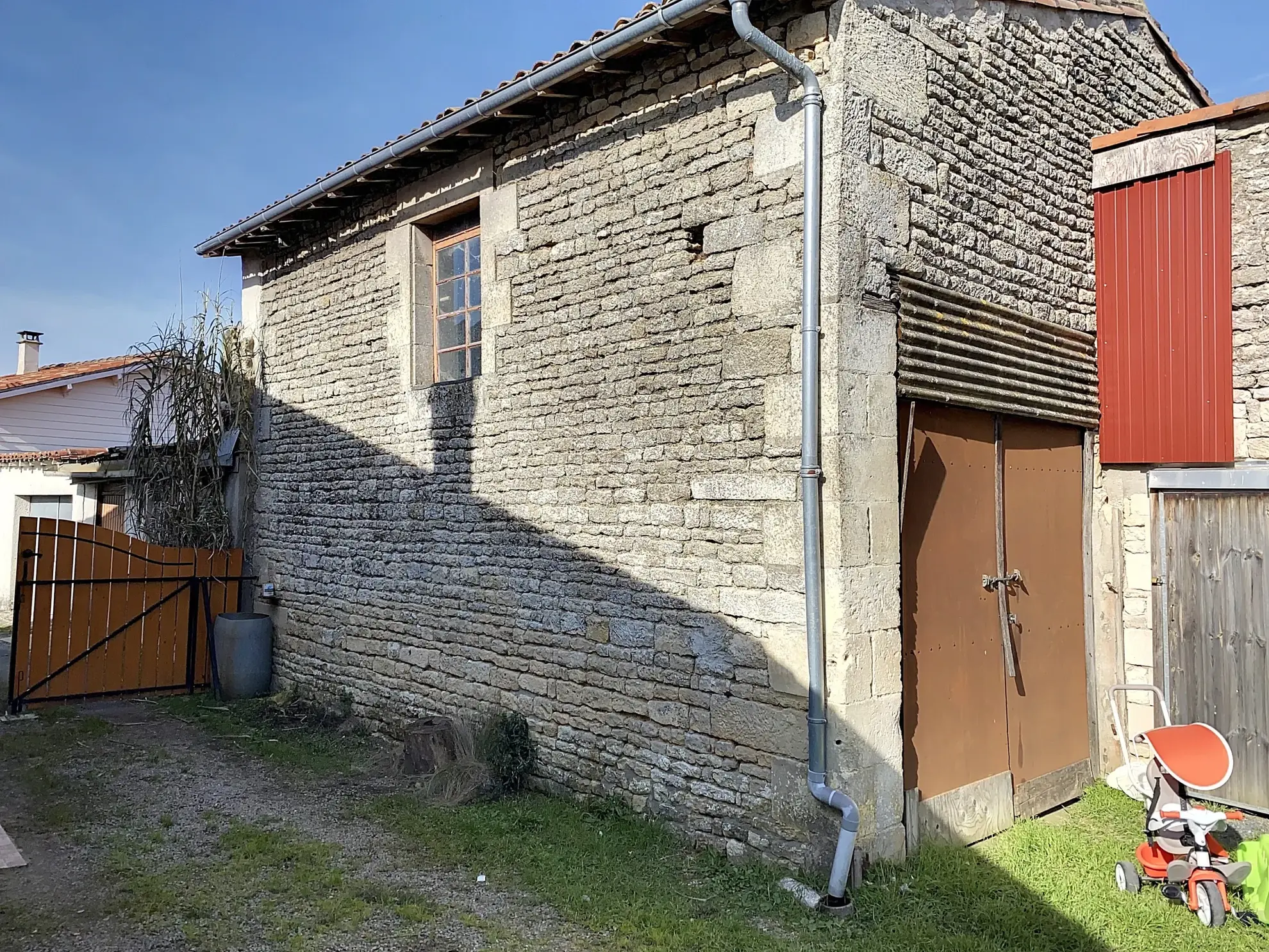 Maison en pierre à Saint Rémy avec garage et jardin – Tarif 223 600 euros 