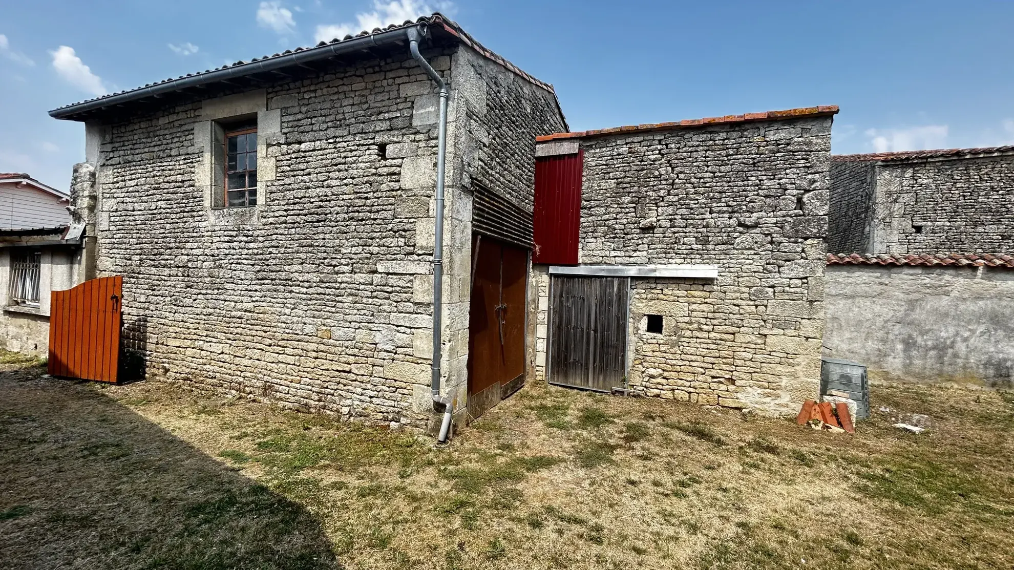 Maison en pierre à Saint Rémy avec garage et jardin – Tarif 223 600 euros 