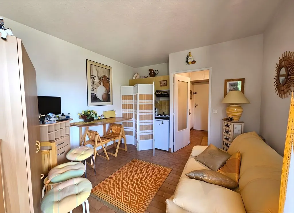 Appartement T1 à Bandol avec Vue Mer, parking privé et séjour lumineux 