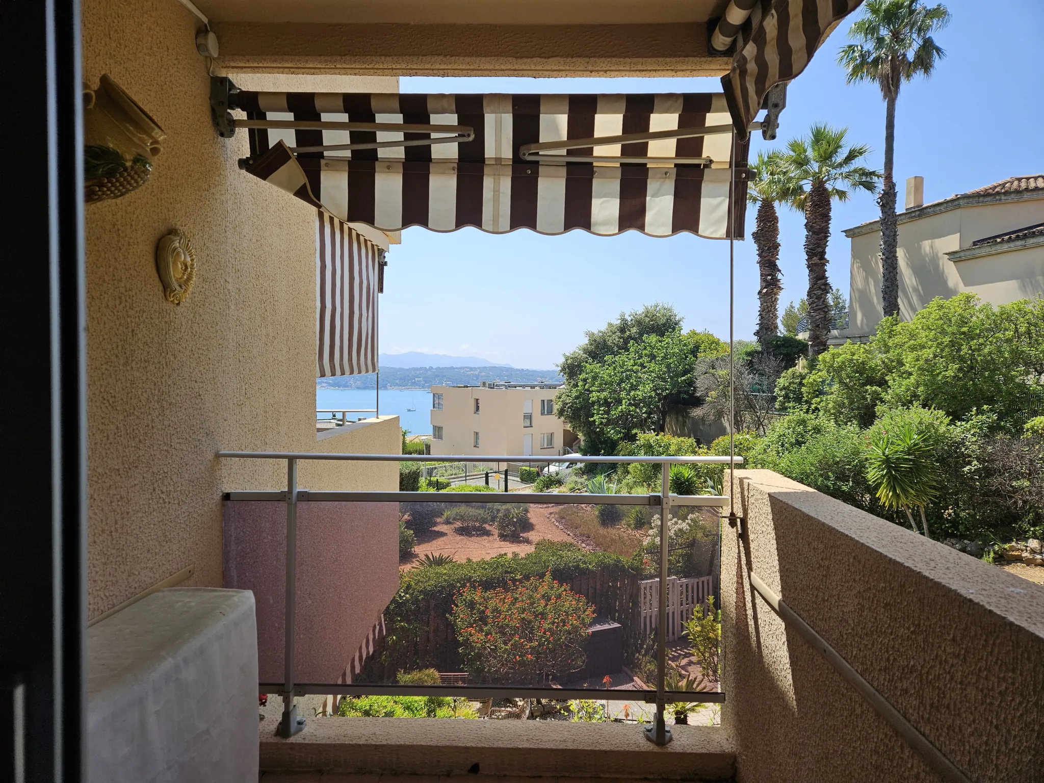 Appartement T1 à Bandol avec Vue Mer, parking privé et séjour lumineux 