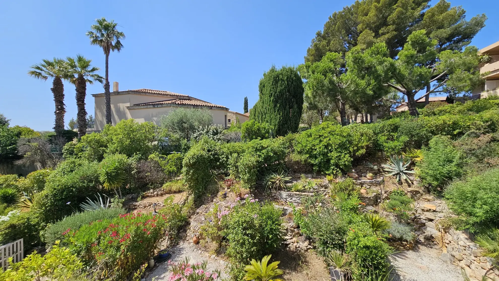 Appartement T1 à Bandol avec Vue Mer, parking privé et séjour lumineux 