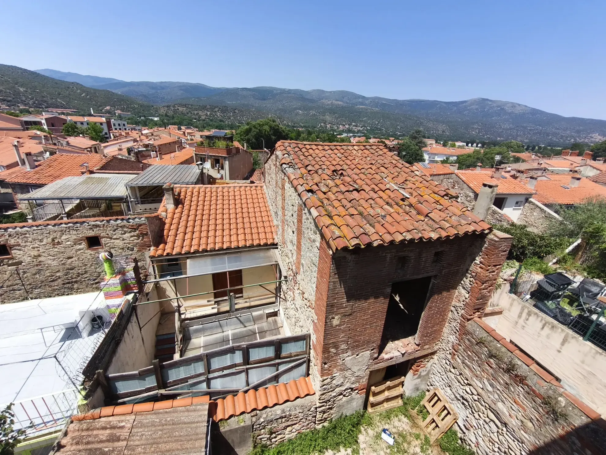 Immeuble de rapport à Prades avec garage, grange et potentiel locatif supérieur à 41 000€/an 