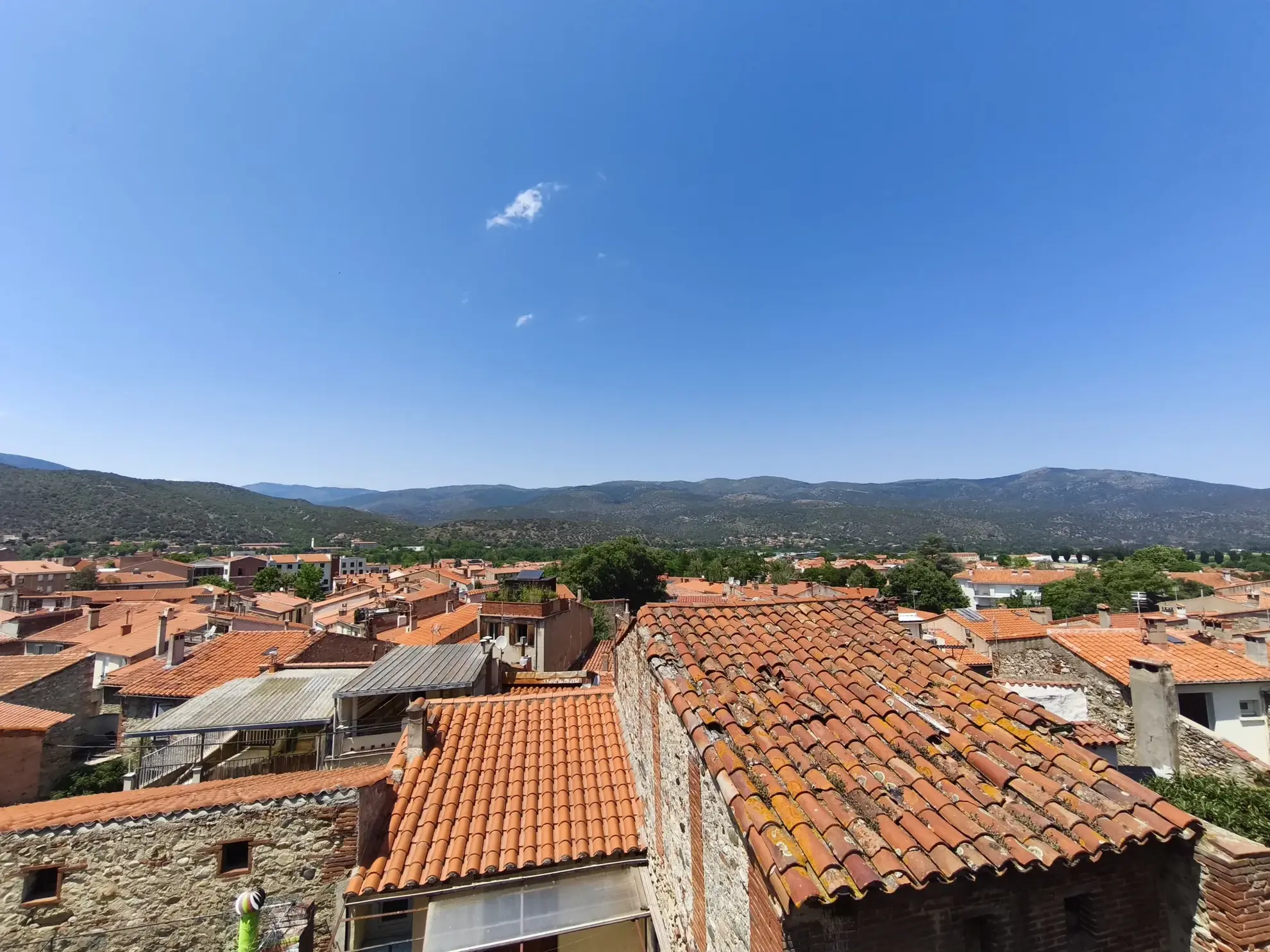Immeuble de rapport à Prades avec garage, grange et potentiel locatif supérieur à 41 000€/an 
