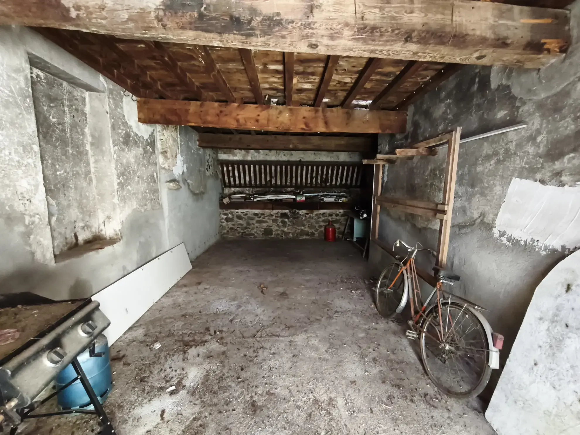 Immeuble de rapport à Prades avec garage, grange et potentiel locatif supérieur à 41 000€/an 