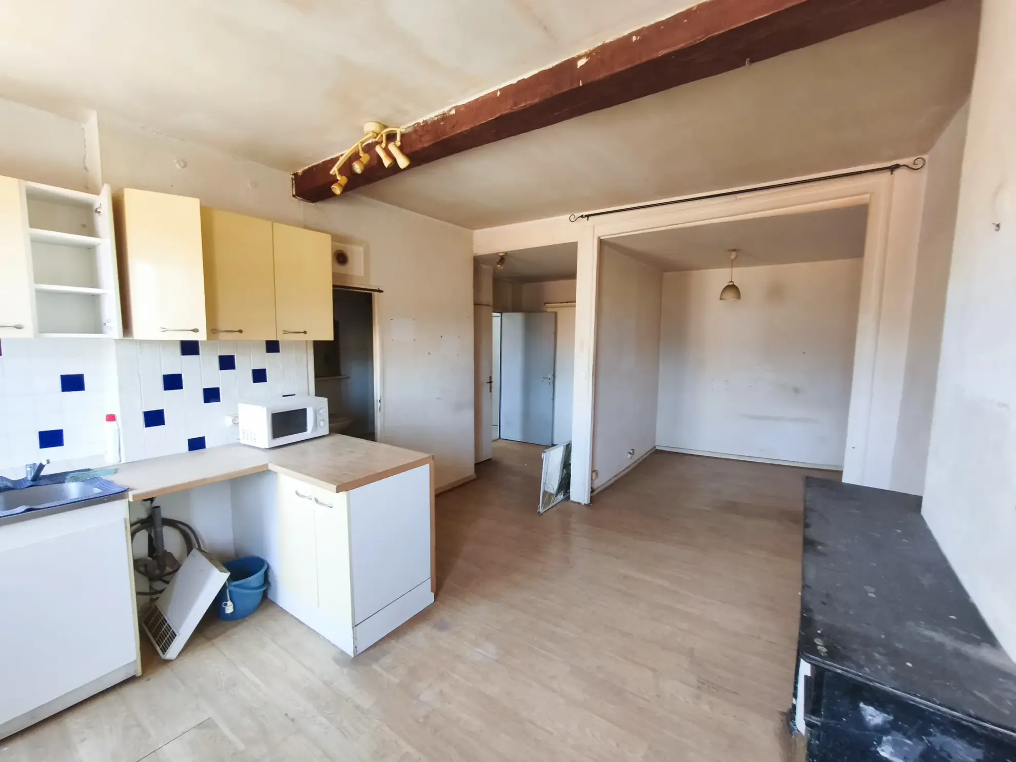 Immeuble de rapport à Prades avec garage, grange et potentiel locatif supérieur à 41 000€/an 