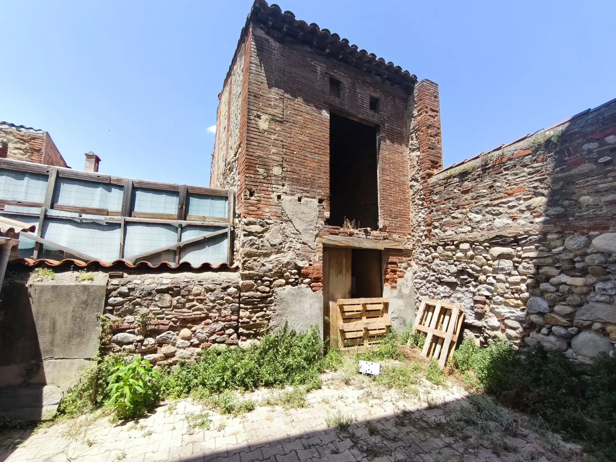 Immeuble de rapport à Prades avec garage, grange et potentiel locatif supérieur à 41 000€/an 
