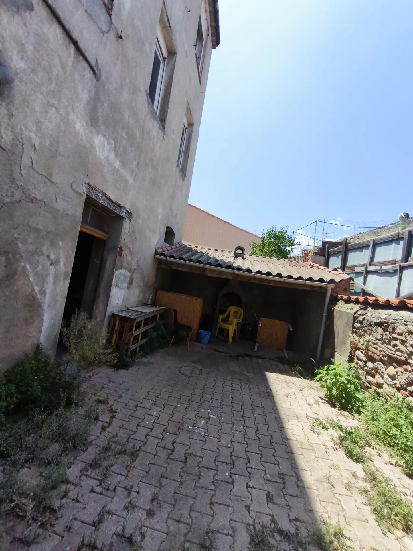 Immeuble de rapport à Prades avec garage, grange et potentiel locatif supérieur à 41 000€/an 