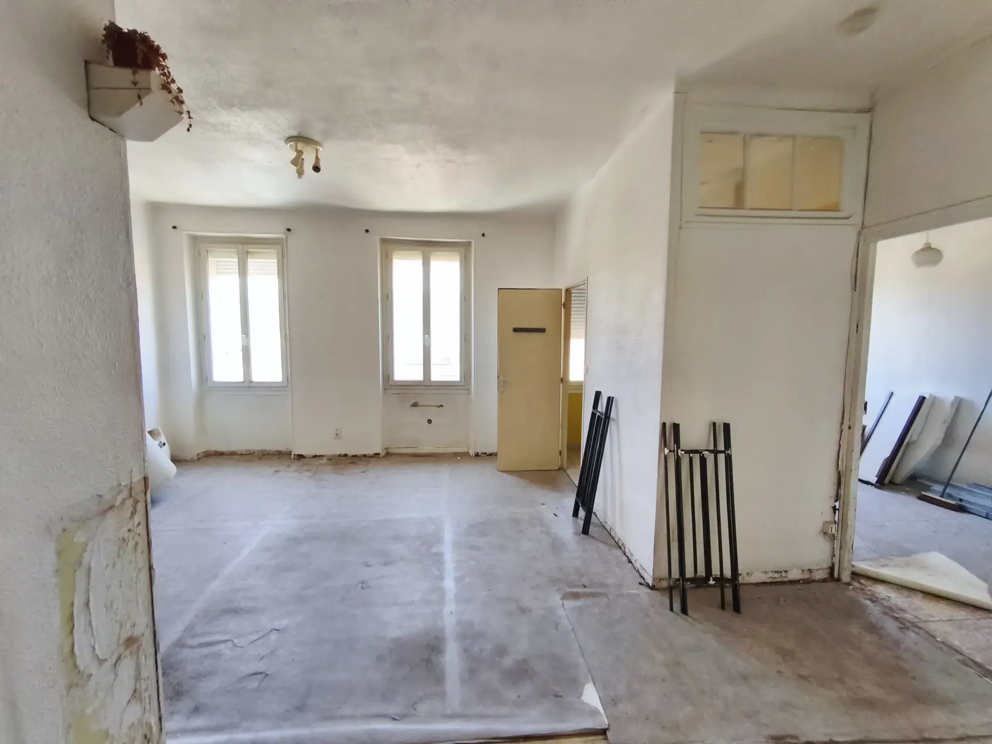 Immeuble de rapport à Prades avec garage, grange et potentiel locatif supérieur à 41 000€/an 