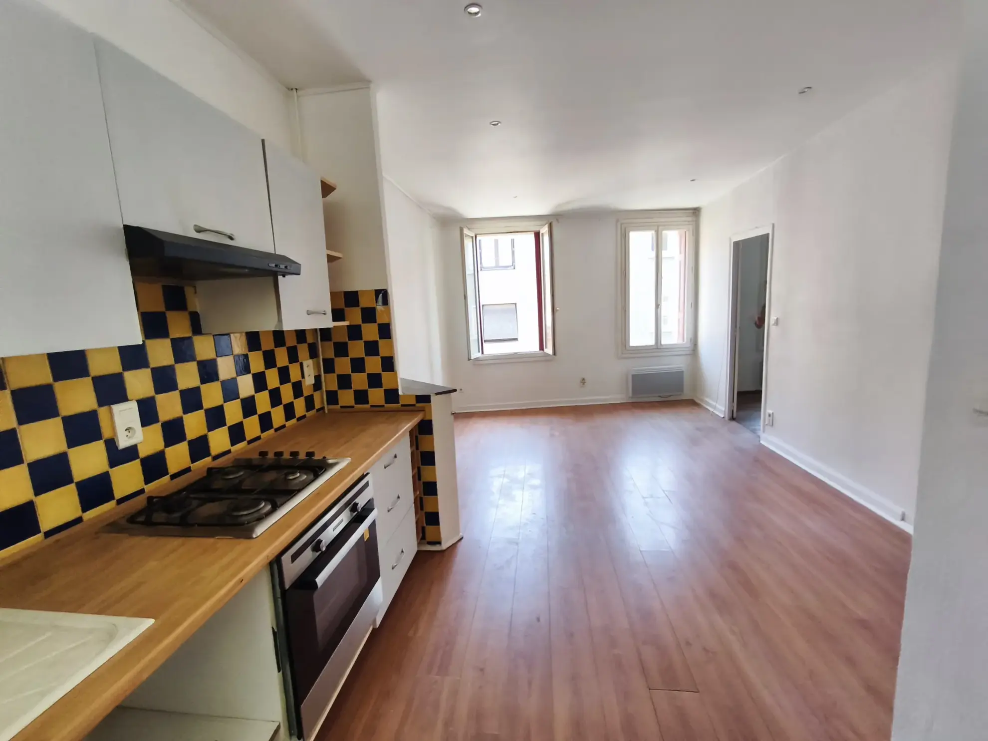 Immeuble de rapport à Prades avec garage, grange et potentiel locatif supérieur à 41 000€/an 