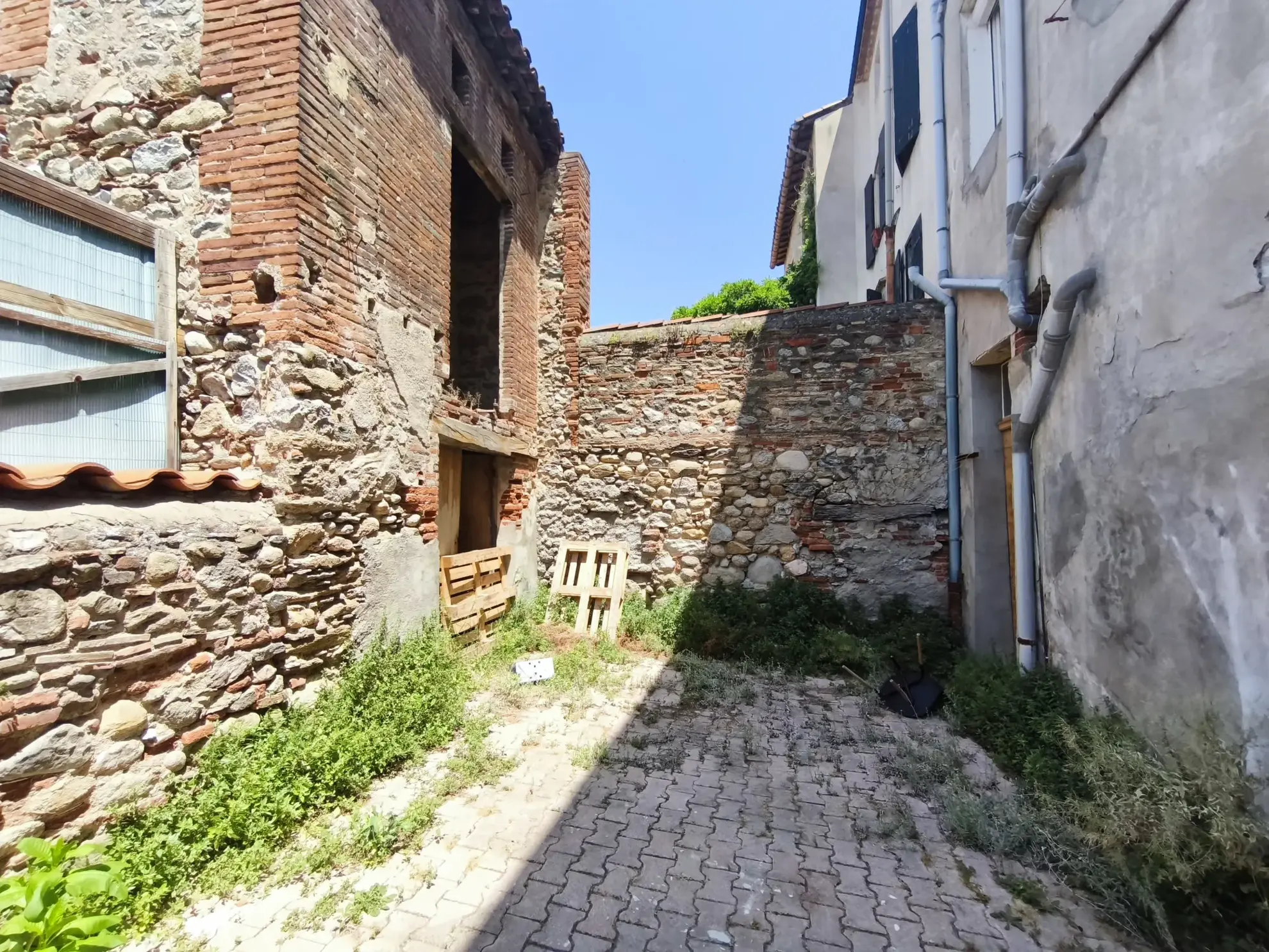 Immeuble de rapport à Prades avec garage, grange et potentiel locatif supérieur à 41 000€/an 