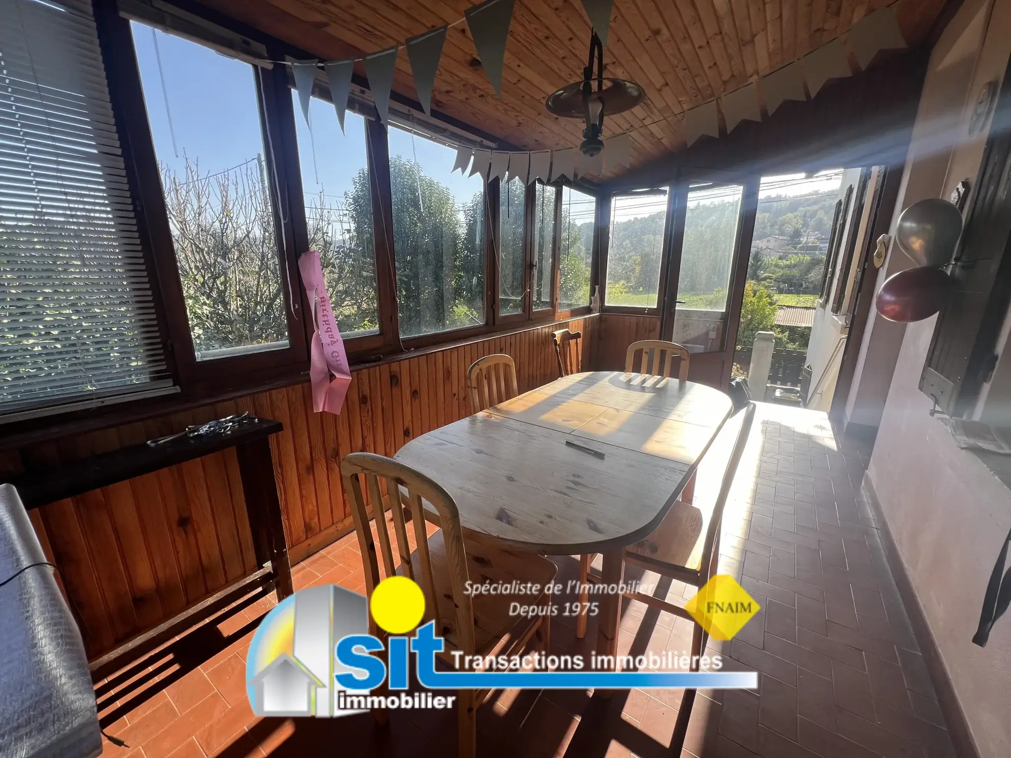 Maison à Saint-Romain-en-Gal avec sous-sol et grand terrain - Potentiel de rénovation 