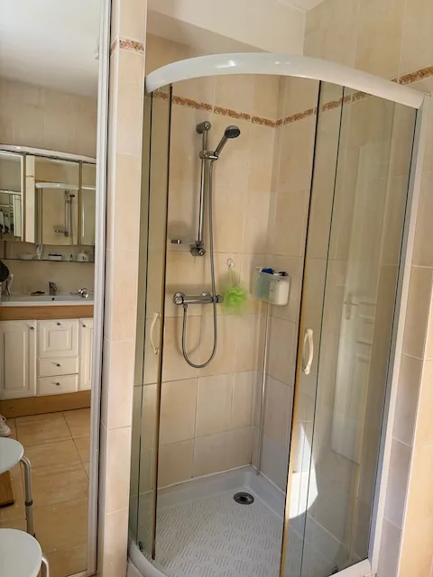 Maison en pierre à Saint-Jean-d'Hermine avec grand terrain et potentiel d'aménagement 