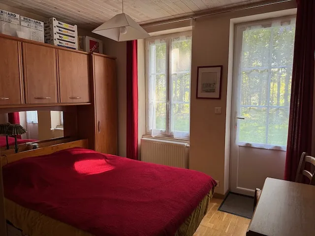 Maison en pierre à Saint-Jean-d'Hermine avec grand terrain et potentiel d'aménagement 