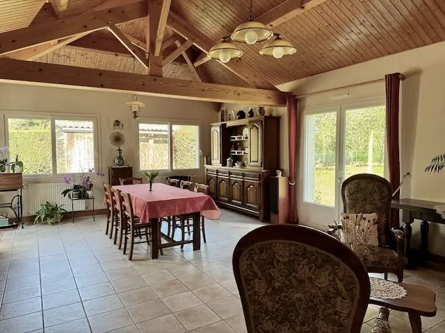 Maison en pierre à Saint-Jean-d'Hermine avec grand terrain et potentiel d'aménagement 