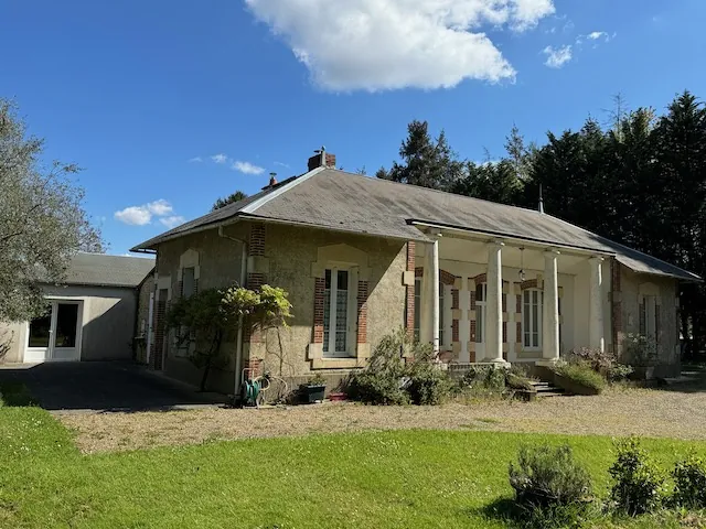 Maison en pierre à Saint-Jean-d'Hermine avec grand terrain et potentiel d'aménagement 