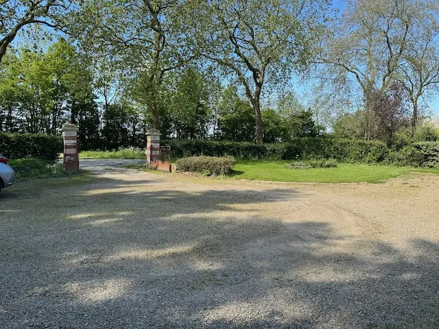 Maison en pierre à Saint-Jean-d'Hermine avec grand terrain et potentiel d'aménagement 