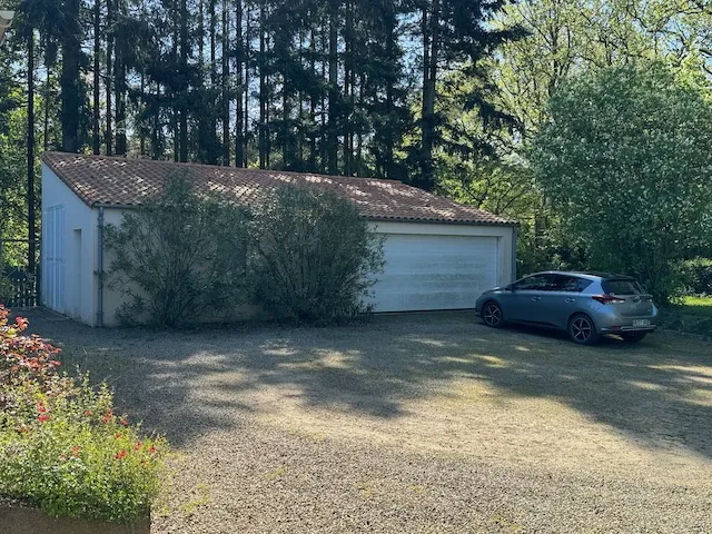 Maison en pierre à Saint-Jean-d'Hermine avec grand terrain et potentiel d'aménagement 