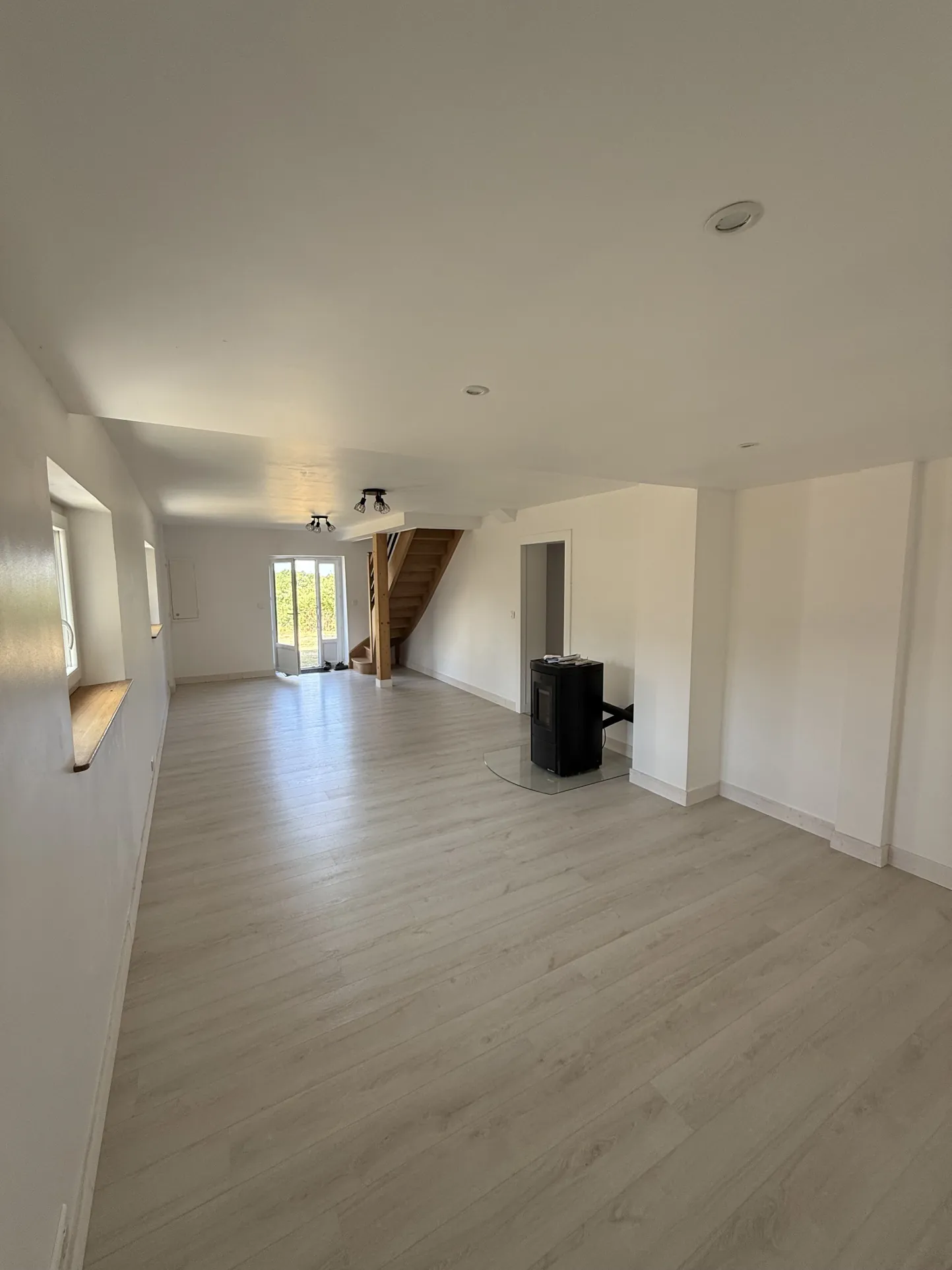 Maison contemporaine rénovée à Riberac avec 4 chambres et vue dégagée 