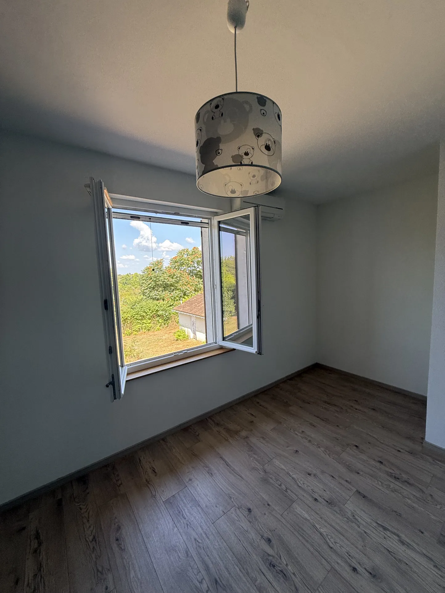 Maison contemporaine rénovée à Riberac avec 4 chambres et vue dégagée 