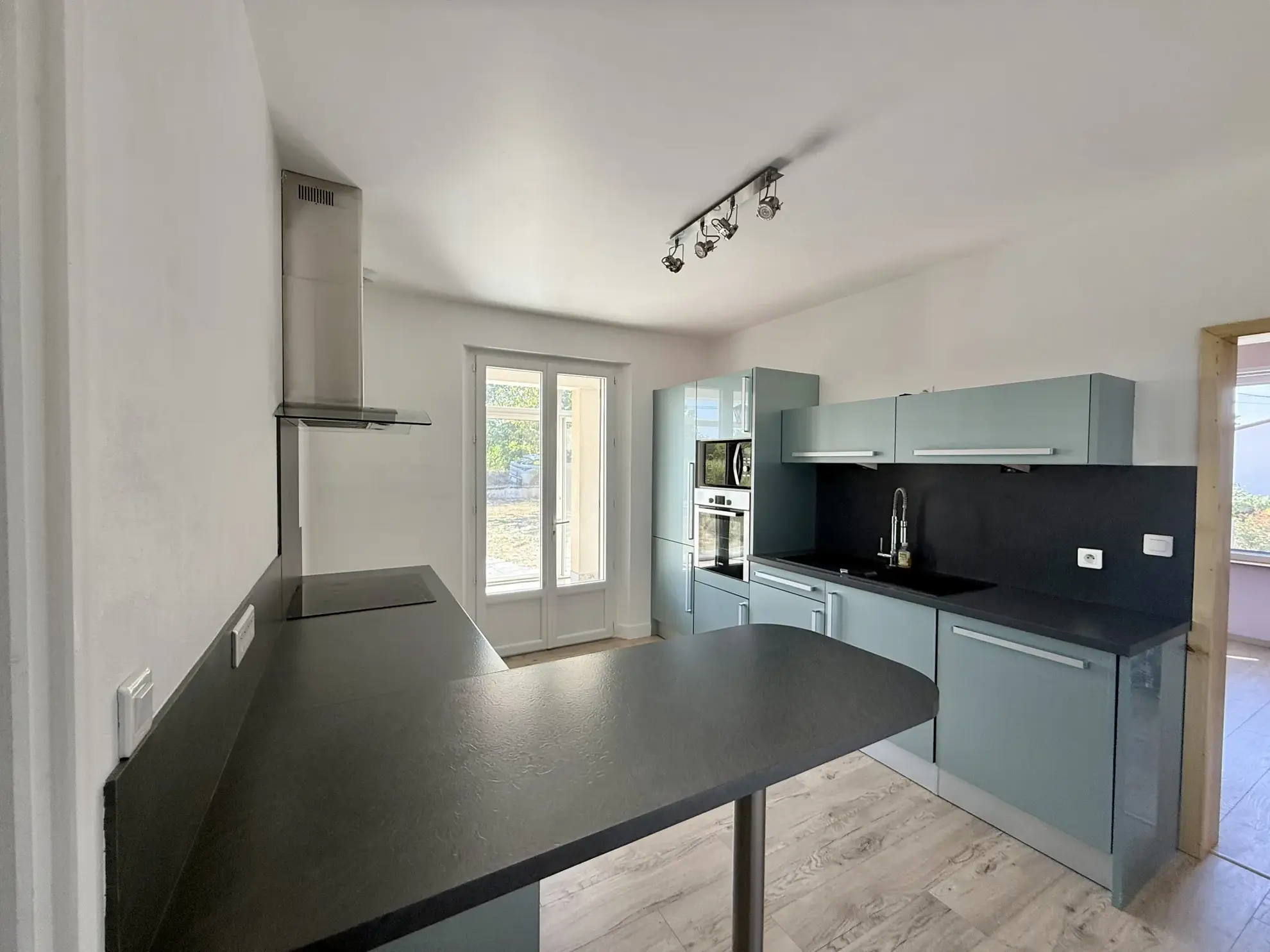 Maison contemporaine rénovée à Riberac avec 4 chambres et vue dégagée 