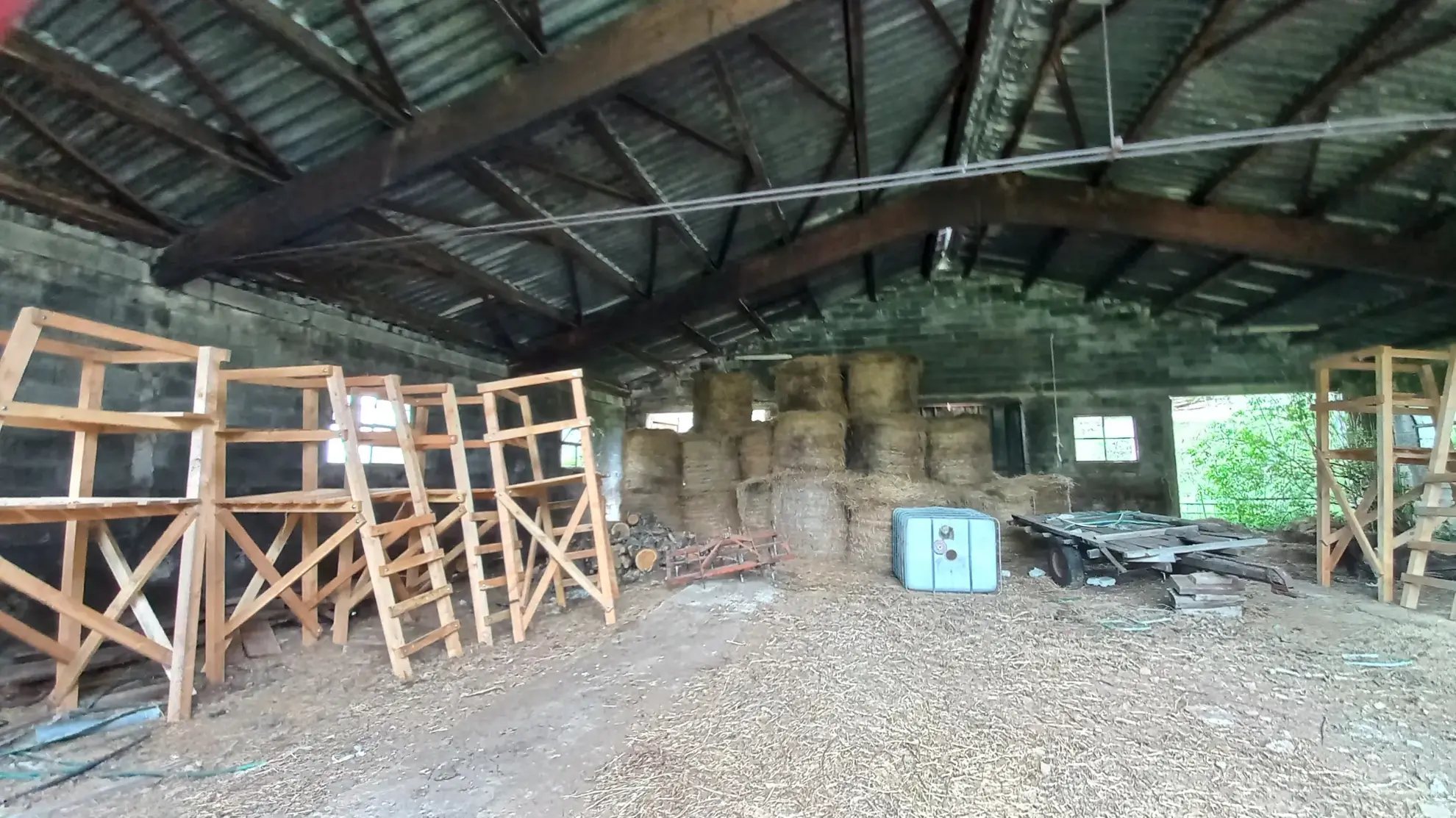 Terrain Agricole de 11 509 m² avec Hangar et Salle de Traite près de Millau 