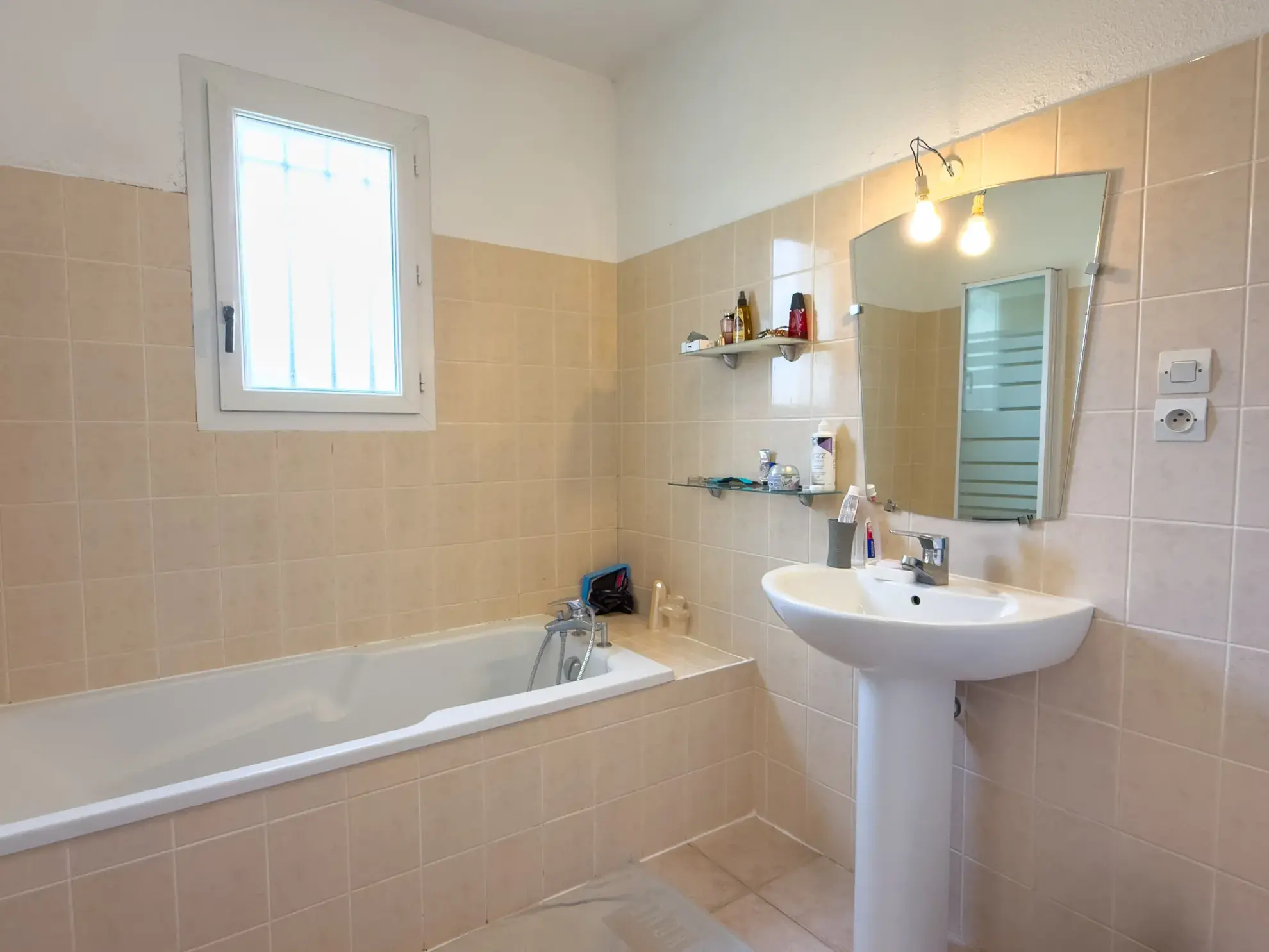 Maison 3 chambres avec garage, piscine hors-sol et travaux récents à Tauléac, Privas 