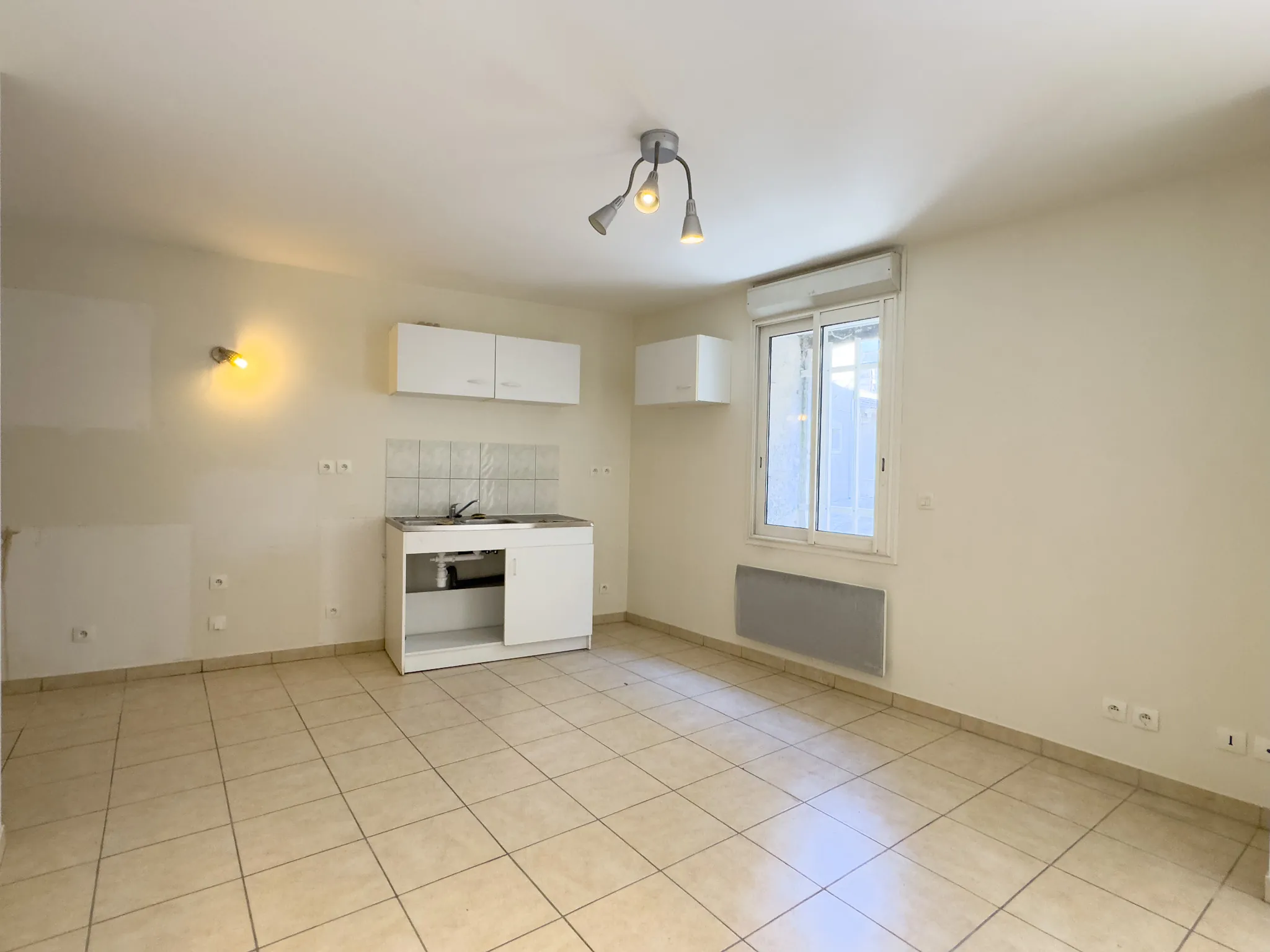 Maison de rapport de 138 m² avec 2 appartements et garages au Pouzin 