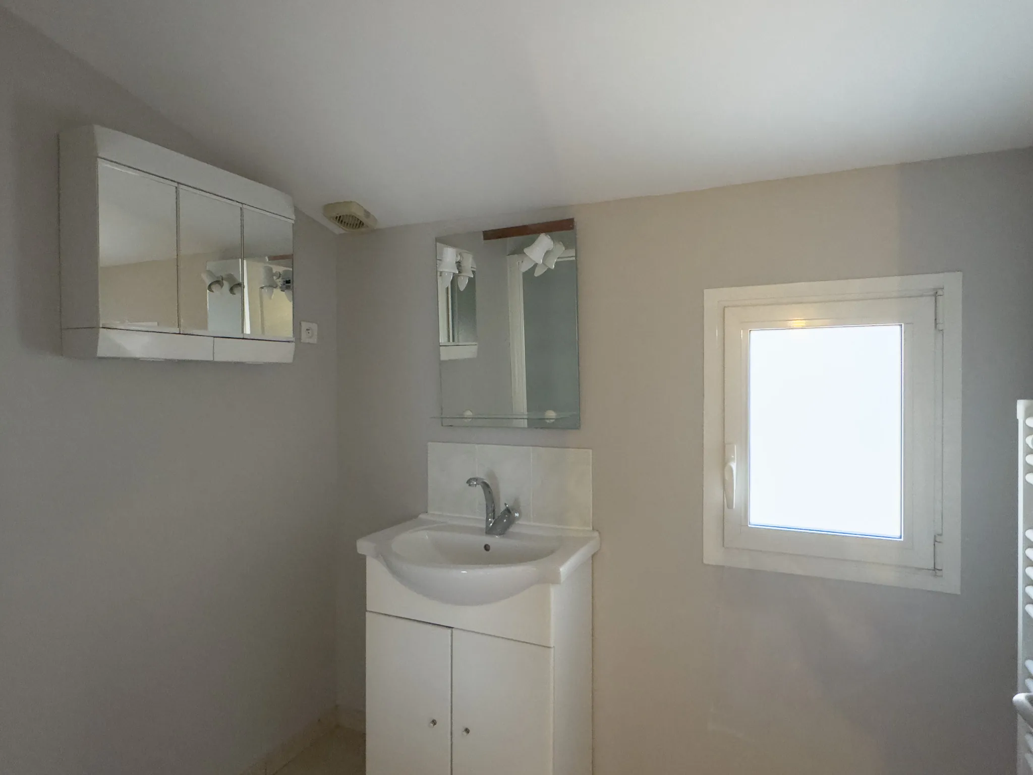 Maison de rapport de 138 m² avec 2 appartements et garages au Pouzin 