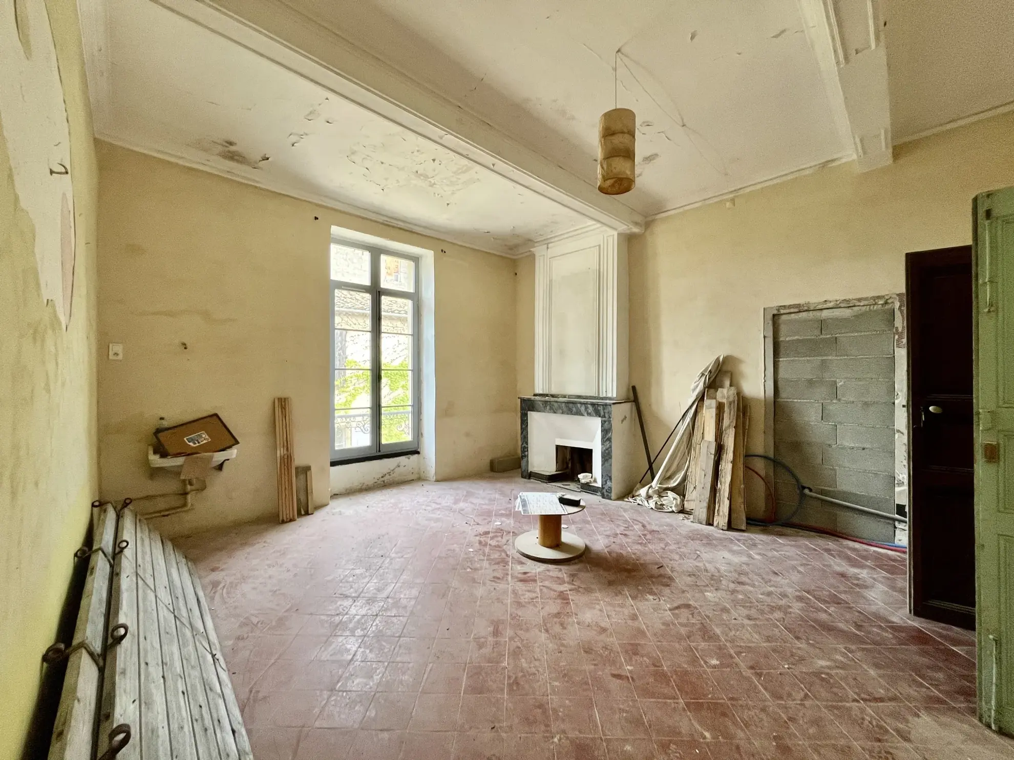 Vente d’un duplex rénovable avec parking et jardin à Sommieres