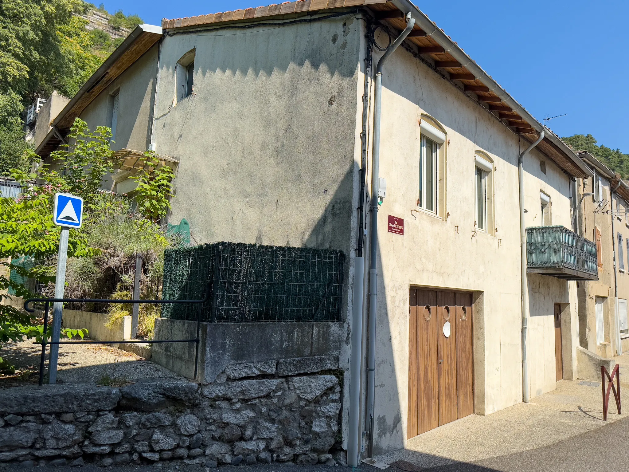 Maison de rapport de 138 m² avec 2 appartements et garages au Pouzin 