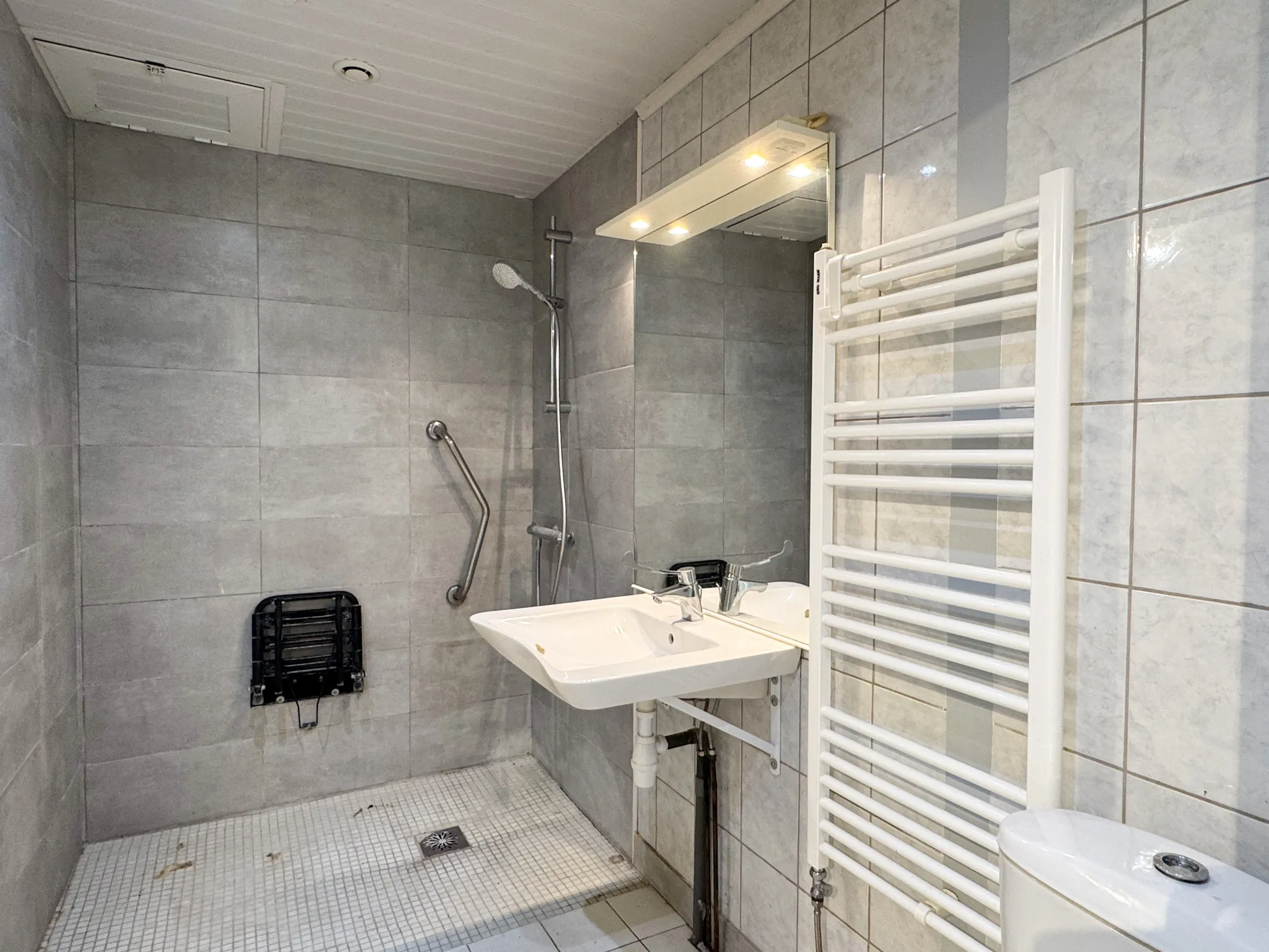 Maison de rapport de 138 m² avec 2 appartements et garages au Pouzin 