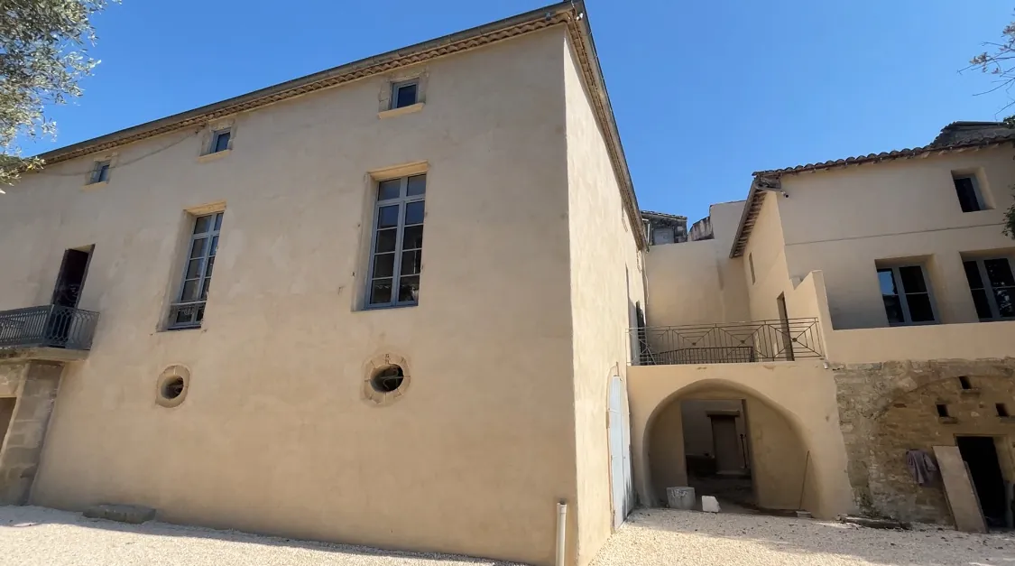 Vente d’un duplex rénovable avec parking et jardin à Sommieres 