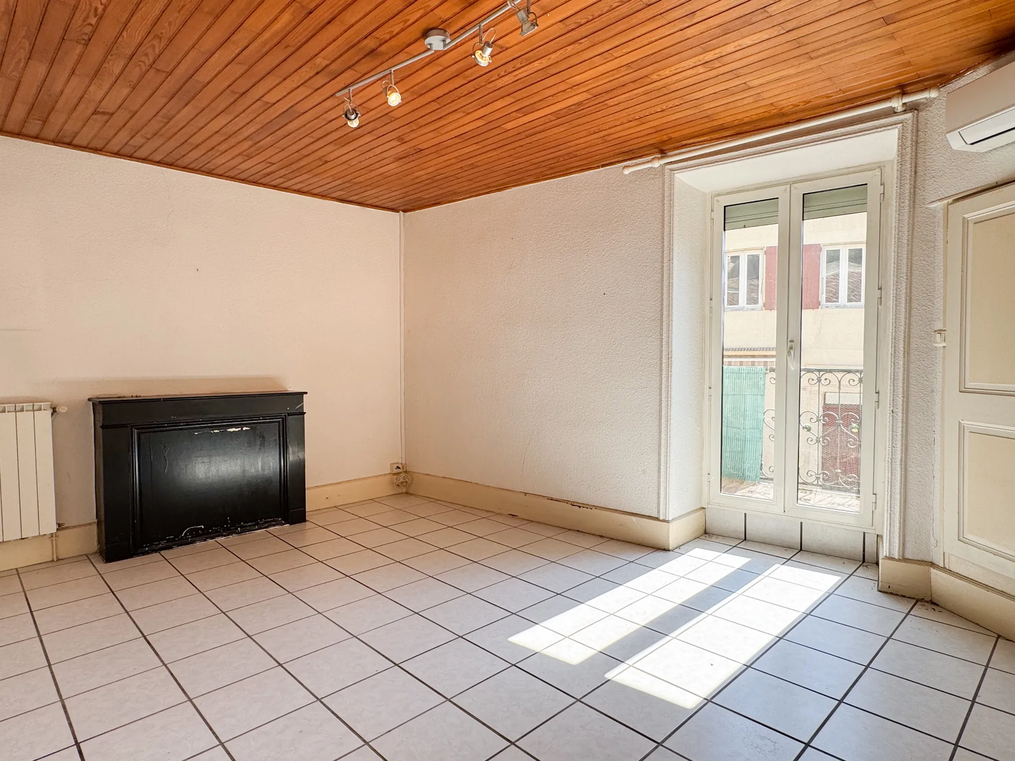 Maison de rapport de 138 m² avec 2 appartements et garages au Pouzin 