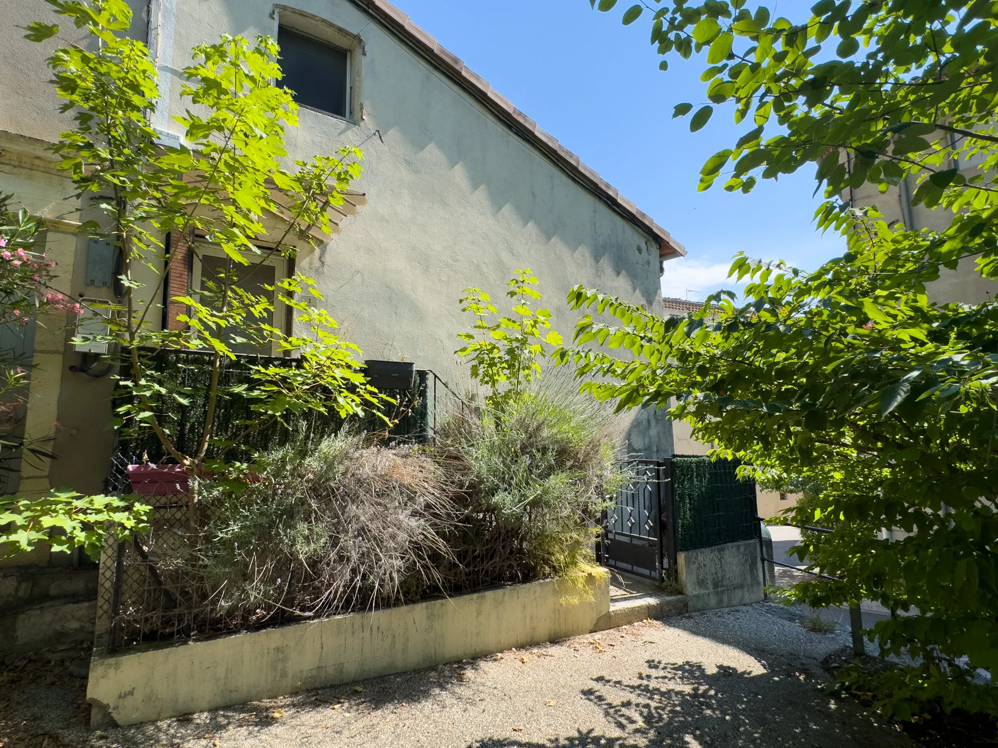 Maison de rapport de 138 m² avec 2 appartements et garages au Pouzin 