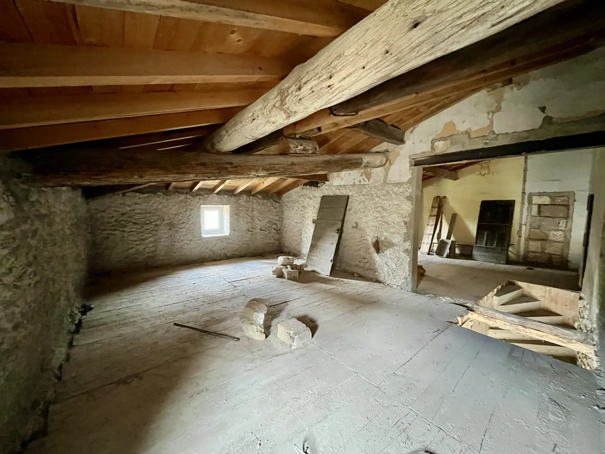 Vente d’un duplex rénovable avec parking et jardin à Sommieres 