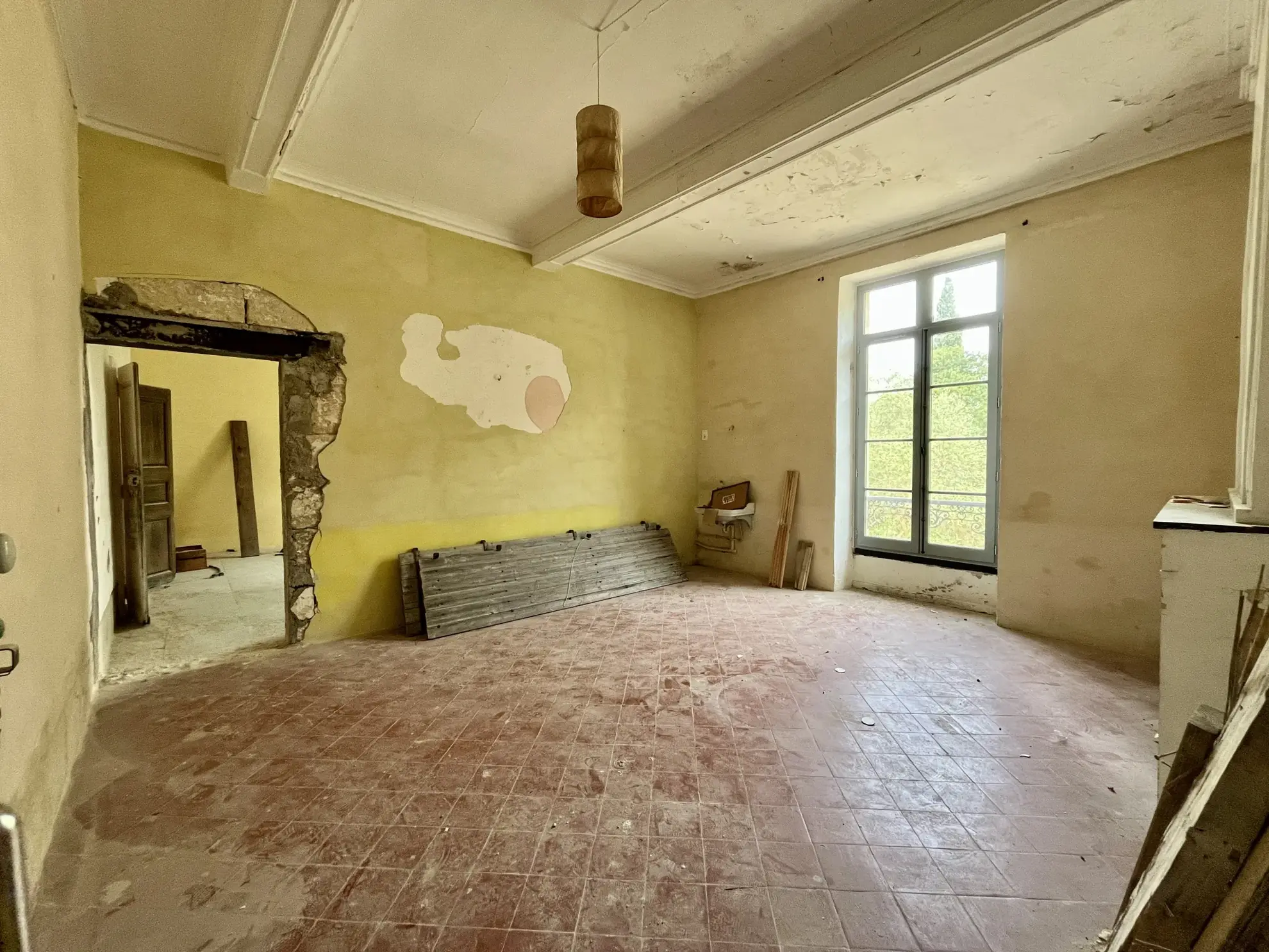 Vente d’un duplex rénovable avec parking et jardin à Sommieres 