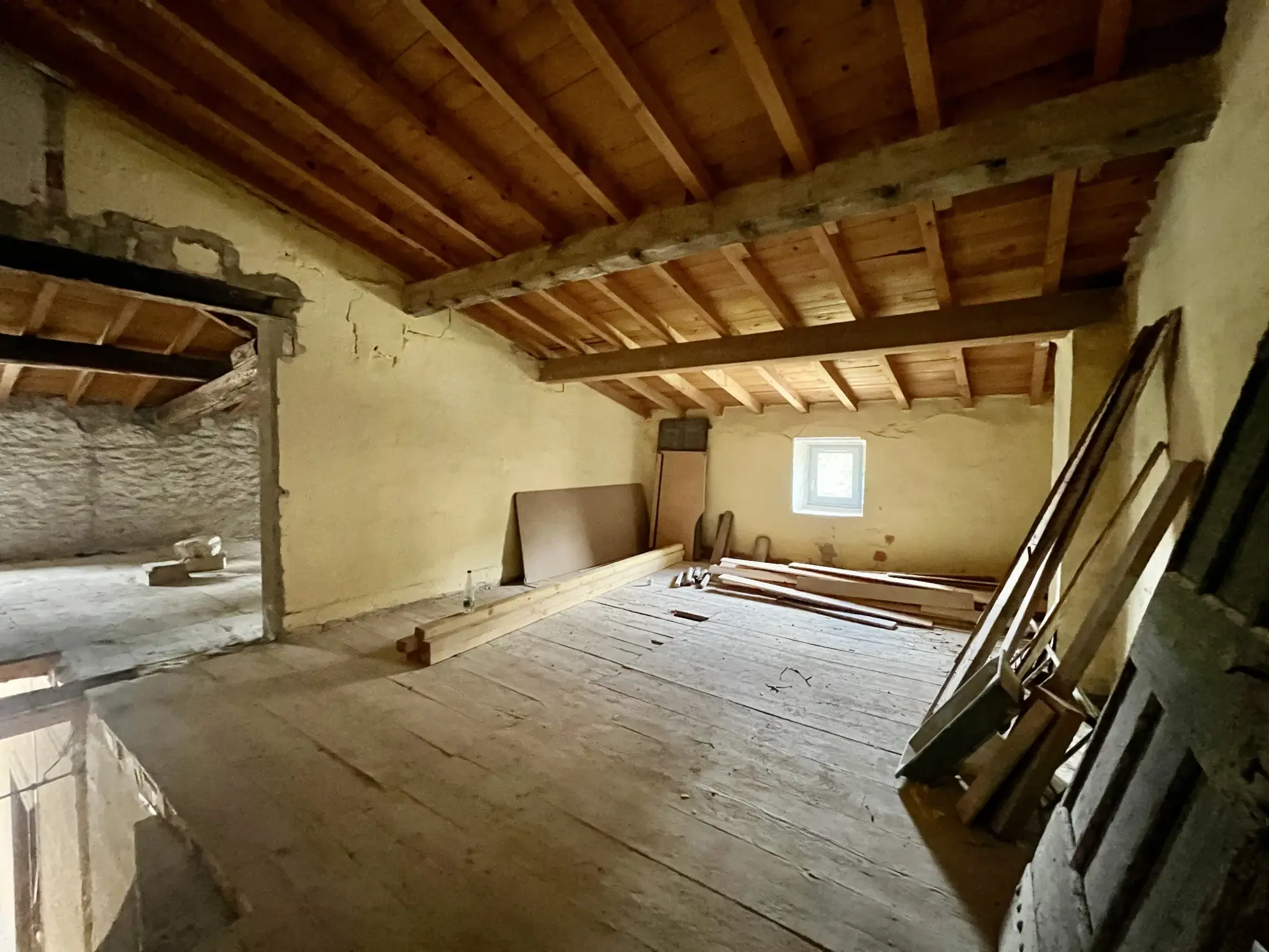 Vente d’un duplex rénovable avec parking et jardin à Sommieres 