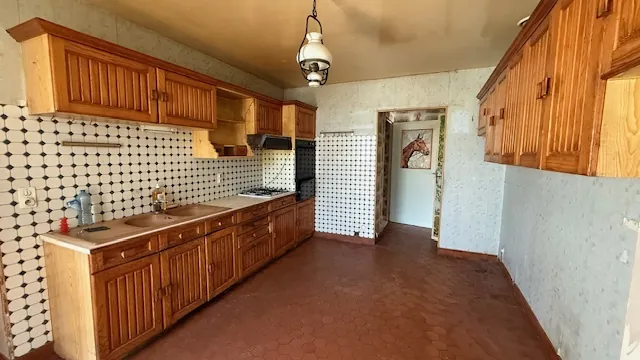 Maison en pierre à Cambronne-lès-Clermont avec grand potentiel et jardin 